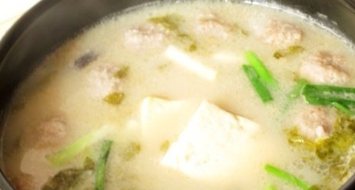 烏魚骨豆腐丸子泡菜湯