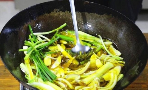 干鍋菜肴必不可少的干鍋油，大廚教你在家做，製作簡單，配比精確