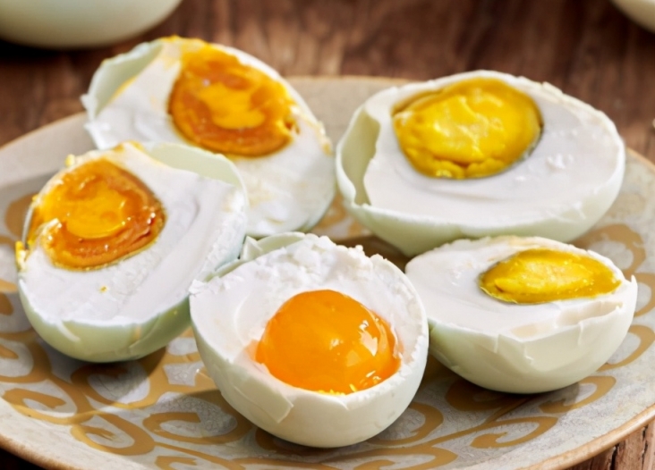 腌鹹鴨蛋的方法，咸香好吃，和白米粥是絕配